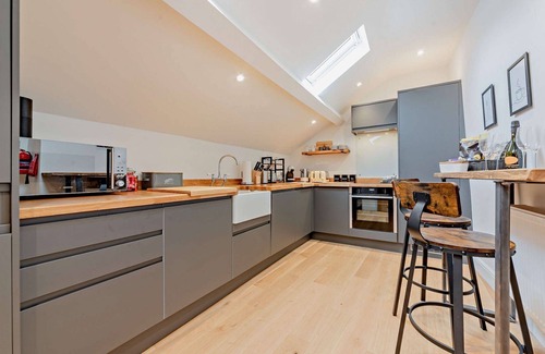 Chipping Norton Cottage | Dog friendly cottage with a hot tub - Vine Cottage