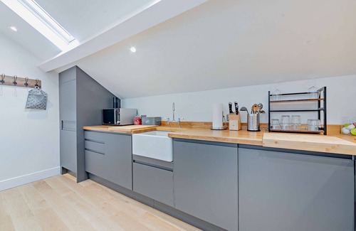 Chipping Norton Cottage | Dog friendly cottage with a hot tub - Vine Cottage