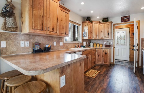 Sweetwater Cabin | Dog-friendly cabin with lake view & wraparound deck - near golf & Bear Lake