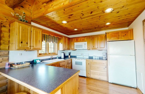 New Tazewell Cabin | Dog-friendly cabin w/jetted tub, pool table, washer/dryer, gas grill, firepit