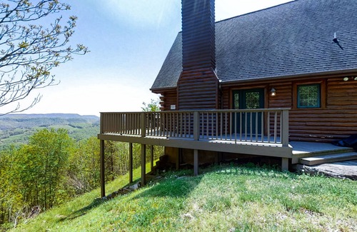 New Tazewell Cabin | Dog-friendly cabin w/jetted tub, pool table, washer/dryer, gas grill, firepit