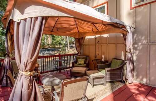 Sierra Cedars Cabin | Dog-friendly cabin w/ a spacious, enclosed deck, & free WiFi