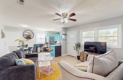 Long Beach Cottage | Dog-friendly coastal home with enclosed yard, fire pit and close to beach