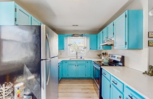 Long Beach Cottage | Dog-friendly coastal home with enclosed yard, fire pit and close to beach