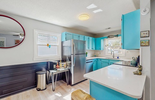 Long Beach Cottage | Dog-friendly coastal home with enclosed yard, fire pit and close to beach