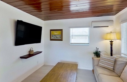 Bonita Springs Cabin | Dog friendly cottage with big yard, streaming, washer/dryer, enclosed patio, AC