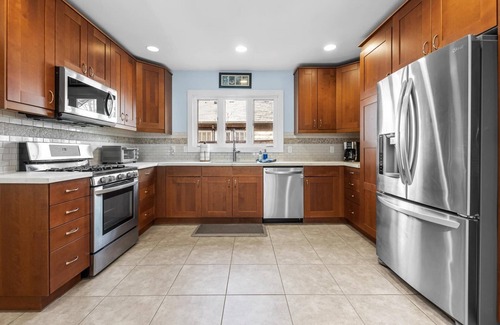North End House | DOG FRIENDLY & EPIC Location! Walk 2 Blocks to Hyde Park or Cozy Up by the Fireplace!