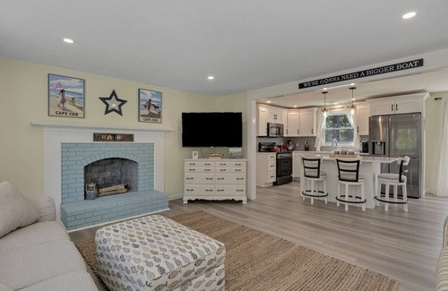 South Chatham House | 🐶 Dog Friendly Fenced in Yard! 3/2 🏠 1.1 mi to 🏝 WIFI - perfect fall rental!