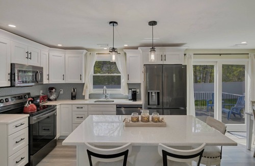 South Chatham House | 🐶 Dog Friendly Fenced in Yard! 3/2 🏠 1.1 mi to 🏝 WIFI - perfect fall rental!