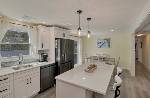 South Chatham House | 🐶 Dog Friendly Fenced in Yard! 3/2 🏠 1.1 mi to 🏝 WIFI - perfect fall rental!