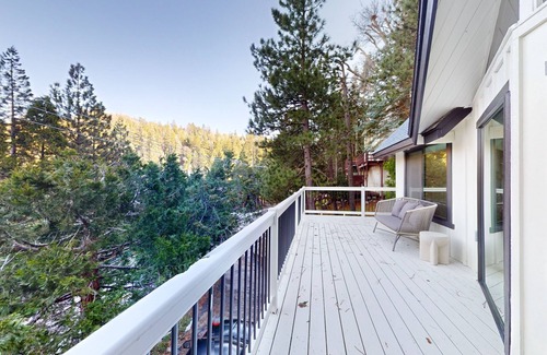 Blue Jay House | Dog-friendly home with beautiful views, large deck, smart TVs & lake access