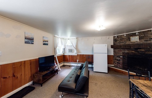 Stowe Area Condo | Dog-friendly home base with backyard - near golfing, hiking, and ski slopes