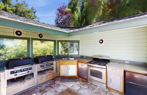 McKinleyville House | Dog-friendly house with ocean views & private tennis court