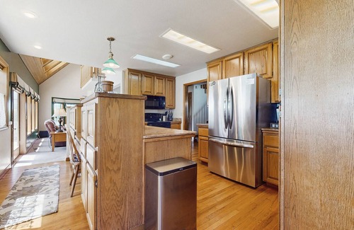 McKinleyville House | Dog-friendly house with ocean views & private tennis court