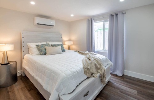 Central Oakland Park House | Dog Friendly ~ Near Las Olas Beach, Huge Backyard Patio w/BBQ Grill ~ Modern Oasis