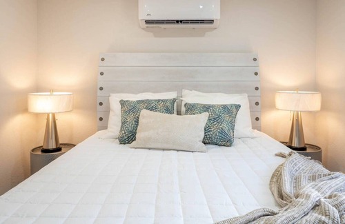 Central Oakland Park House | Dog Friendly ~ Near Las Olas Beach, Huge Backyard Patio w/BBQ Grill ~ Modern Oasis