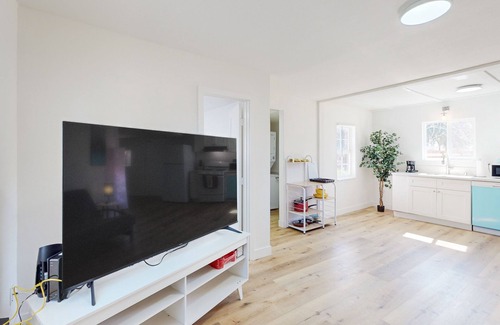 Riverside House | Dog-friendly & spacious coastal retreat with full kitchen - near parks & golf