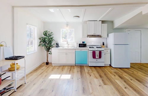 Riverside House | Dog-friendly & spacious coastal retreat with full kitchen - near parks & golf