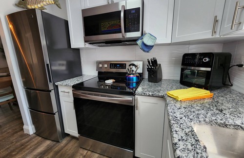 Sebastian Highlands House | Dogs Welcome-Close to Beach-Fenced Yard