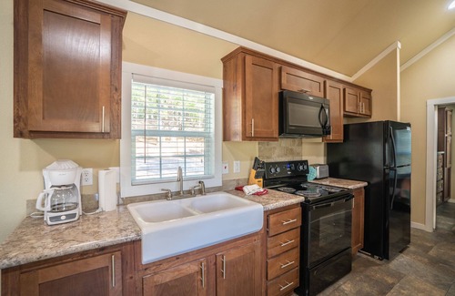 Royal Cottage | Dogwood Cottage at Safe Harbor Brady Mountain on Lake Ouachita!