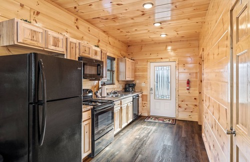 Pigeon Forge Cabin | Dolly Bear Hideaway is a beautiful log cabin located less than a mile from the Pigeon Forge strip!