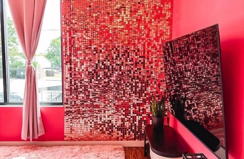 North Nashville Apartment | Dolly's Glam Getaway: Glittering Gem Near Broadway