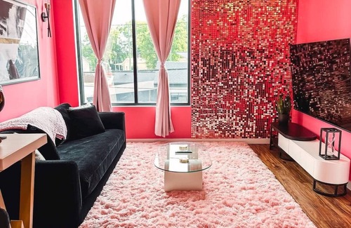North Nashville Apartment | Dolly's Glam Getaway: Glittering Gem Near Broadway