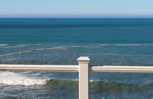 Ocean Shores Condo | Dolphin by OceanviewHotTubs Tesla charging Oceanfront Shelter Coven