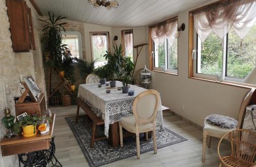 Fumel Bed & Breakfast | DOMAINE DES 3 CYPRÈS Chambre MIMOSA Chez Nath & Pat