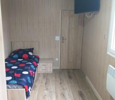 Grodzisk Mazowiecki House | Domek Dwupokojowy N4 - FreezerHause Kozery- NoclegiGrodziskPL 792-535-535