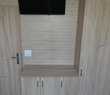 Grodzisk Mazowiecki House | Domek Dwupokojowy N4 - FreezerHause Kozery- NoclegiGrodziskPL 792-535-535