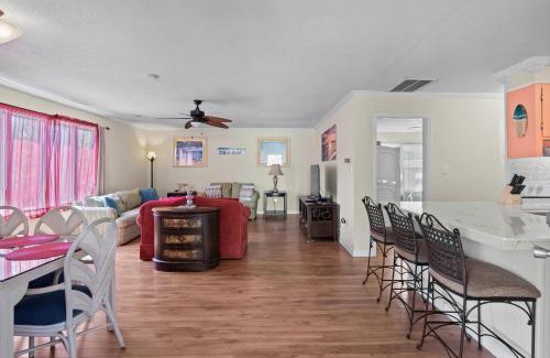 Myrtle Beach House | Domingos Beach Bungalow- Surfs Up