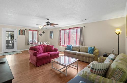 Myrtle Beach House | Domingos Beach Bungalow- Surfs Up