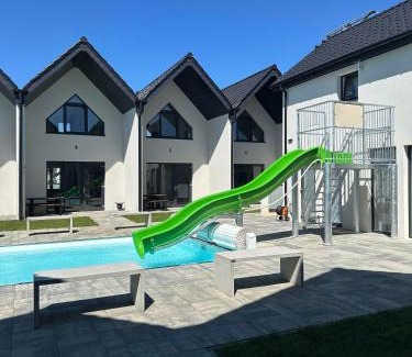 Trzesacz House | Domki Aurora klimatyzowane, z podgrzewanym basenem i zjeżdżalnią wodną