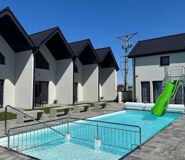 Trzesacz House | Domki Aurora klimatyzowane, z podgrzewanym basenem i zjeżdżalnią wodną