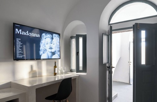 Pyrgos House | Domus Pyrgos ResidencenTwo-Bedroom Traditional House with Outdoor Jacuzzi.