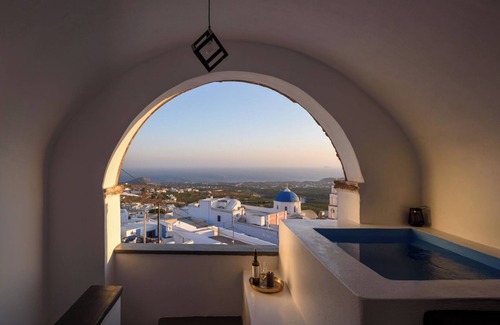 Pyrgos House | Domus Pyrgos ResidencenTwo-Bedroom Traditional House with Outdoor Jacuzzi.