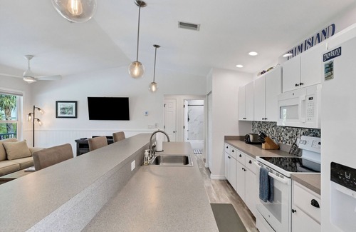 Palm Island House | Don't pass up this opportunity to be "A Wave From It All"!