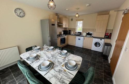 Glenisla House | DONALD'S Townhouse - INVOICE and REDUCED PRICE only via ORION SHORT STAYS DUNDEE, 4 Room, 3 bath, Ring Road Access, Fully Equipped, Free Parking - Freshly Renovated