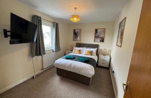 Glenisla House | DONALD'S Townhouse - INVOICE and REDUCED PRICE only via ORION SHORT STAYS DUNDEE, 4 Room, 3 bath, Ring Road Access, Fully Equipped, Free Parking - Freshly Renovated