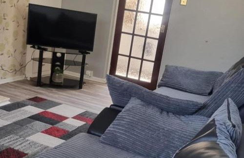 Doncaster House | Doncaster-House-Sleeps8-Parking-Garden