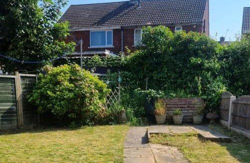 Doncaster House | Doncaster-House-Sleeps8-Parking-Garden