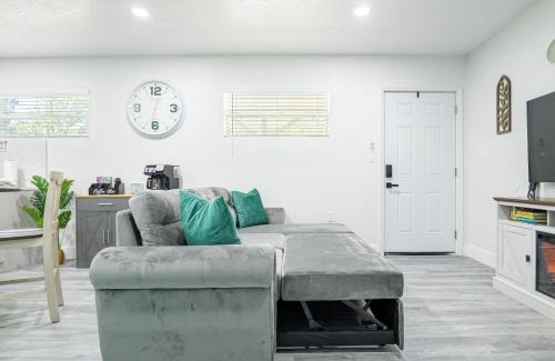 Mount Dora Apartment | Dora's Haven Getaway-Cozy 1Bedroom with Boat or Camper Parking- Free