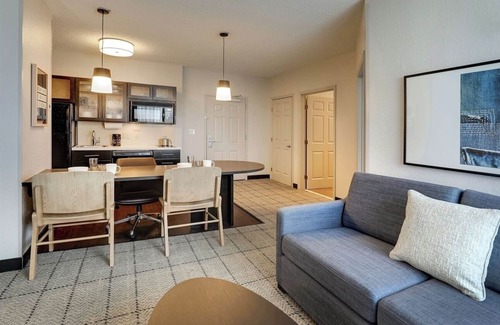 Doral Hotel | Doral Escape | Pool, BBQ, Gym, Pet-Friendly, Free Airport Shuttle