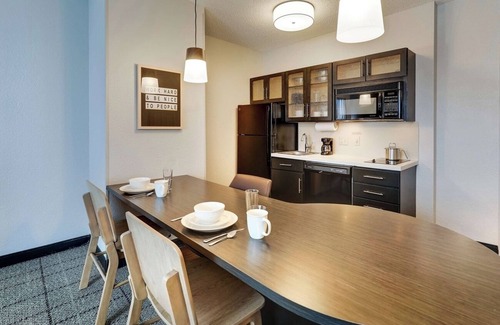 Doral Hotel | Doral Escape | Pool, BBQ, Gym, Pet-Friendly, Free Airport Shuttle