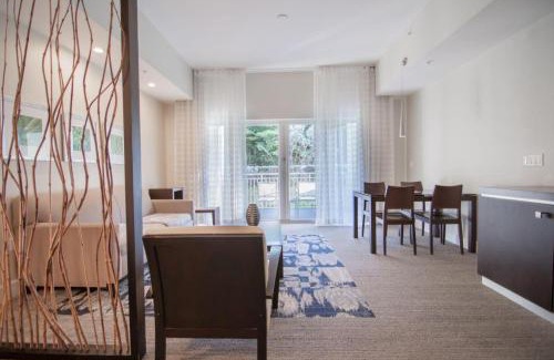 Doral Apartment | Doral Pool 1407 by WaveProperties