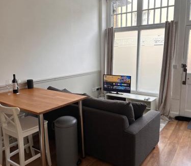 Dorchester Apartment | Dorchester Town Centre Entire Apartment
