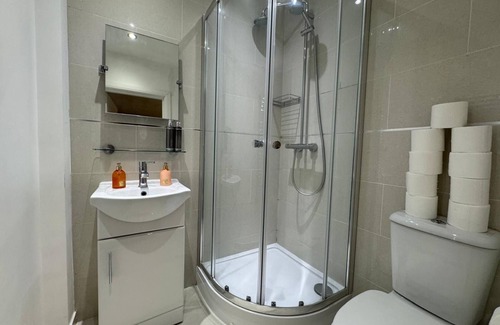 Cantelowes Apartment | Double Bed En-Suite Room with Shared Kitchen, 20 min to King Cross Station Room4