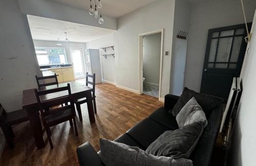 Little Hulton House | Double-Bedroom C2 Manchester Close To Bolton Centre