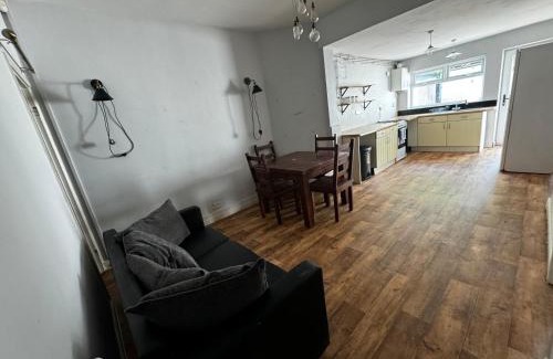 Little Hulton House | Double-Bedroom C2 Manchester Close To Bolton Centre